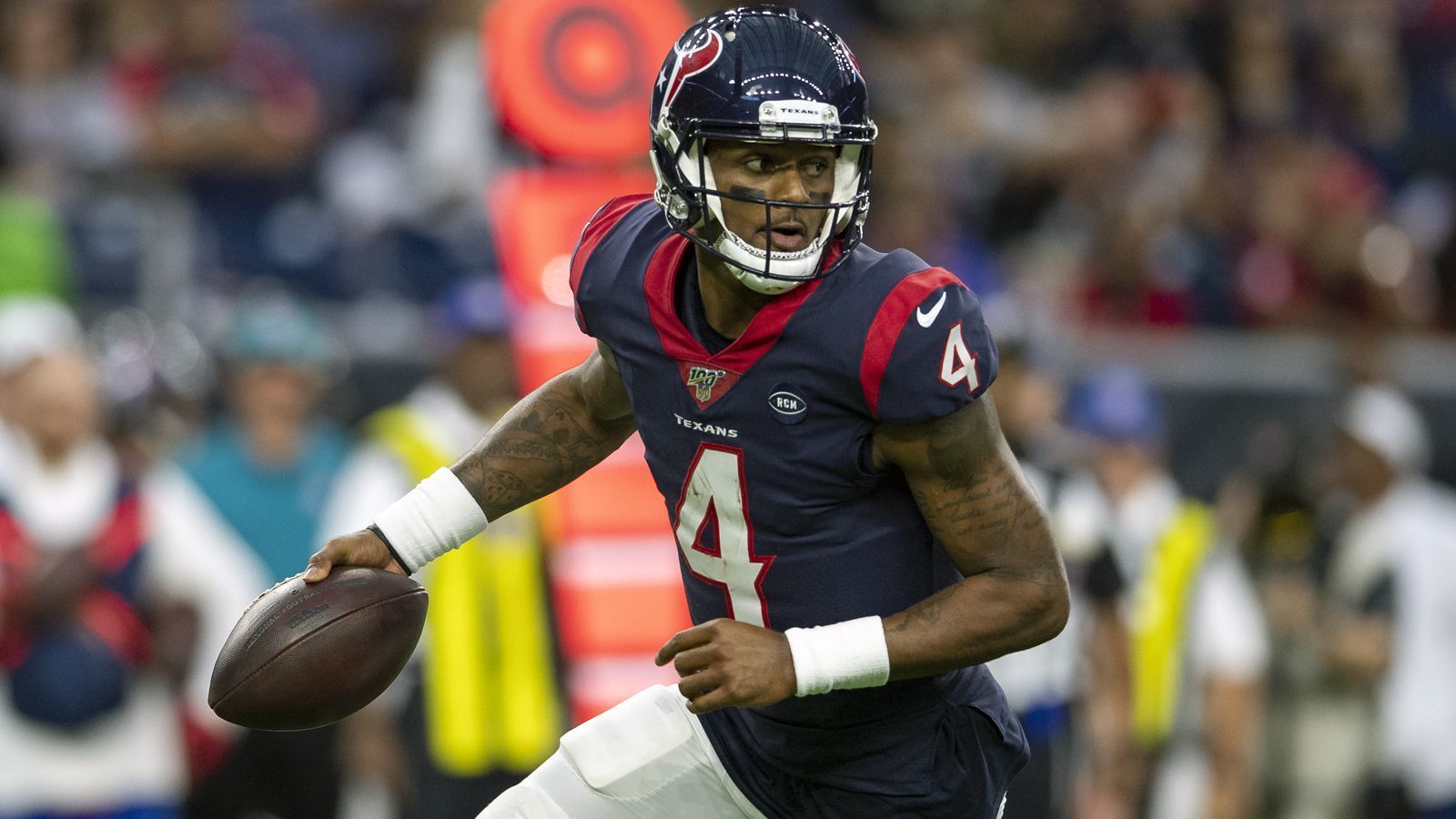 <strong>Platz 10: Deshaun Watson</strong><br>Deshaun Watson wurde einst als neuer Super-Star gehandelt. In seinen ersten vier Spielzeiten bei den Houston Texans schaffte er es dreimal in den Pro Bowl. Dann brachten ihn eine Vielzahl Vorwürfe der sexuellen Belästigung aus dem Tritt. Es folgte ein Trade zu den Cleveland Browns. Seitdem fand Watson trotz des Talents nicht mehr zur alten Stärke.