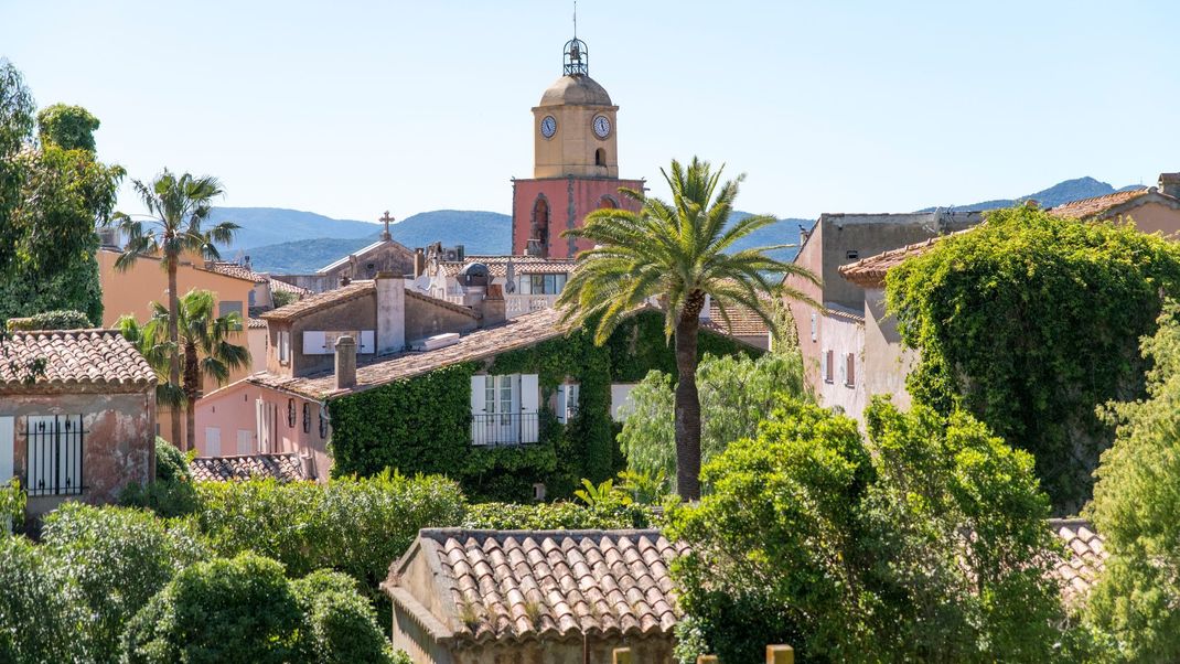 Frankreich, Saint-Tropez: Der berühmte Hafenort an der Côte d'Azur gehört zu den beliebtesten touristischen Hotspots.