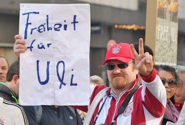 
                <strong>Uli-Hoeneß-Fans</strong><br>
                Die Fans hoffen bis zum Schluss auf ein mildes Urteil. Doch aktuell muss der Bayern-Präsident für drei Jahre und sechs Monate ins Gefängnis. Wir haben die wichtigsten Reaktionen zum Urteil.
              