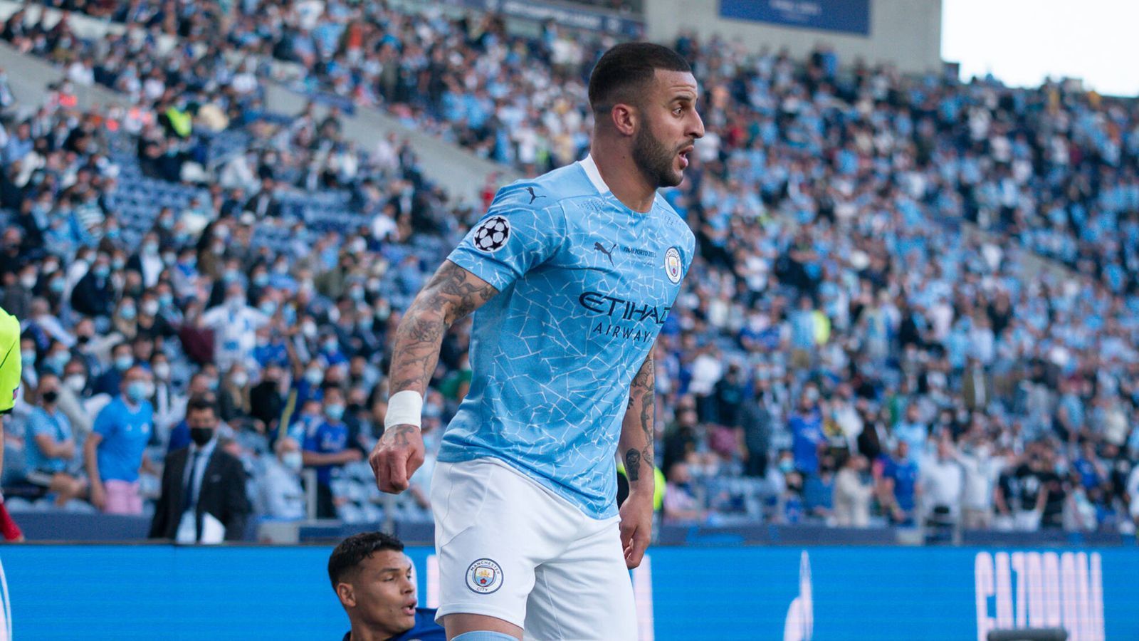 
                <strong>Kyle Walker</strong><br>
                Beteiligt sich anfangs oft am Spielaufbau, seine sonst gefürchteten Offensiv-Vorstöße scheitern ein ums andere Mal am Abwehrblock der Londoner. Mit zunehmender Spieldauer kommen seine Flanken immer besser. ran-Note: 3
              