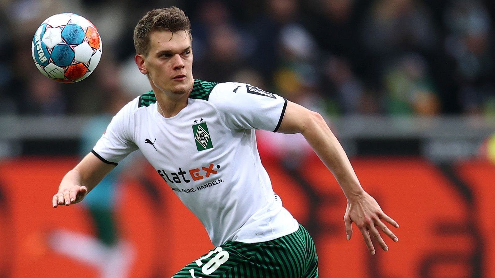 
                <strong>Matthias Ginter (SC Freiburg)</strong><br>
                Der SC Freiburg hat den Nachfolger für Nico Schlotterbeck gefunden: Matthias Ginter kehrt heim. Der 46-malige deutsche Nationalspieler wurde in Freiburg geboren, durchlief seine gesamte Jugendausbildung dort und feierte damals mit Trainer Christian Streich sein Debüt in der Bundesliga. Auch seinen Anspruch, international zu spielen, können die Breisgauer erfüllen. Ginter ist ablösefrei, gehaltstechnisch muss der SC wohl ungefähr die 3,6 Millionen Euro mitgehen, die der Innenverteidiger aktuell bei Borussia Mönchengladbach verdient.
              