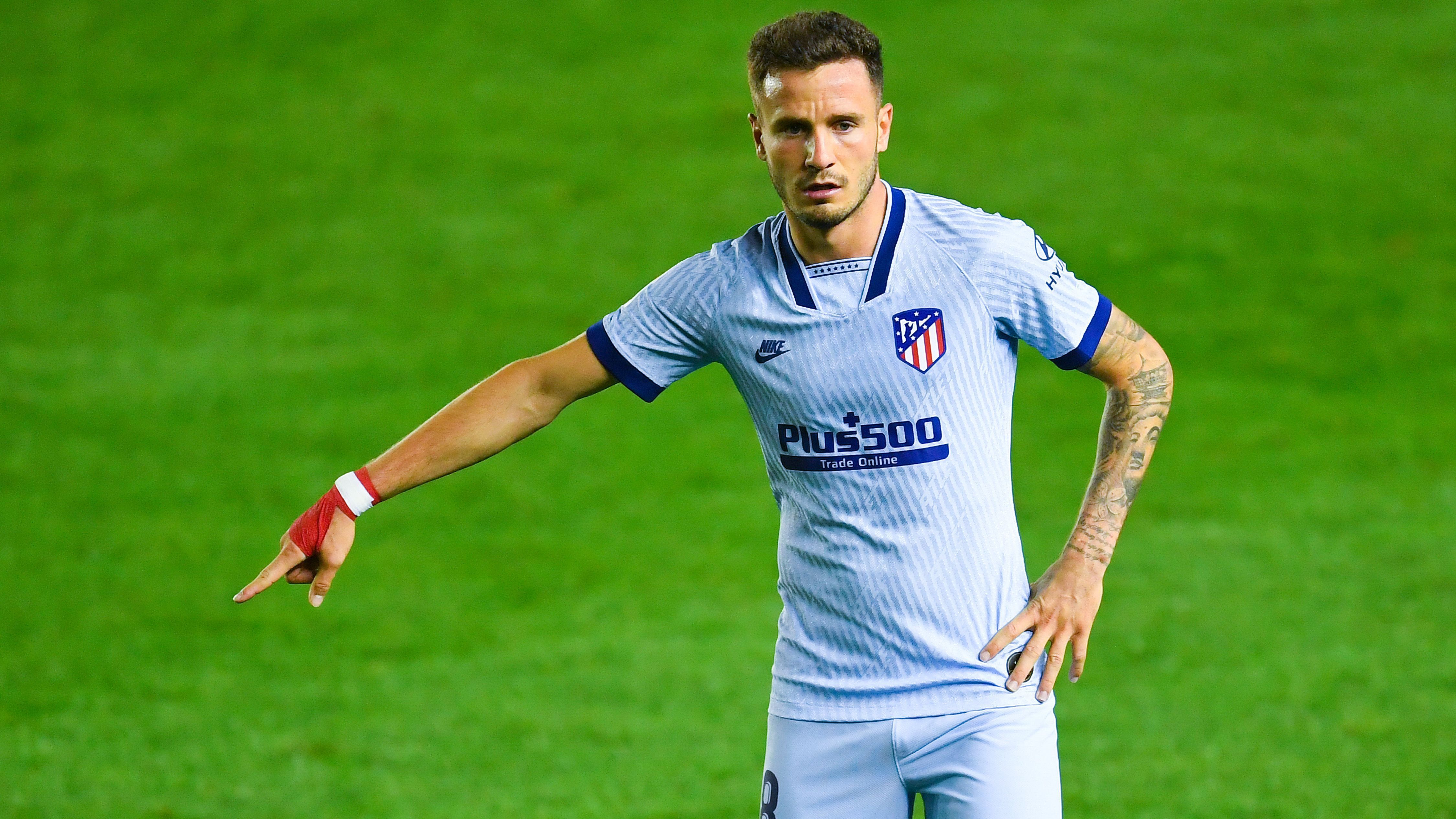 
                <strong>FIX: Saul Niguez von Atletico Madrid zum FC Chelsea</strong><br>
                Der amtierende Champions-League-Sieger FC Chelsea hat einen weiteren Hochkaräter verpflichtet. Nach der erfolgreichen Rückholaktion von Stürmerstar Romelu Lukaku zieht es auch Mittelfeldspieler Saul Niguez von Atletico Madrid nach London. Der 26-Jährige wird zunächst für ein Jahr ausgeliehen. Im Anschluss besitzen die Madrilenen laut "Sky" eine Kaufoption über 40 Millionen Euro für den Spanier, der noch bis 2026 vertraglich an die "Colchoneros" gebunden ist.
              