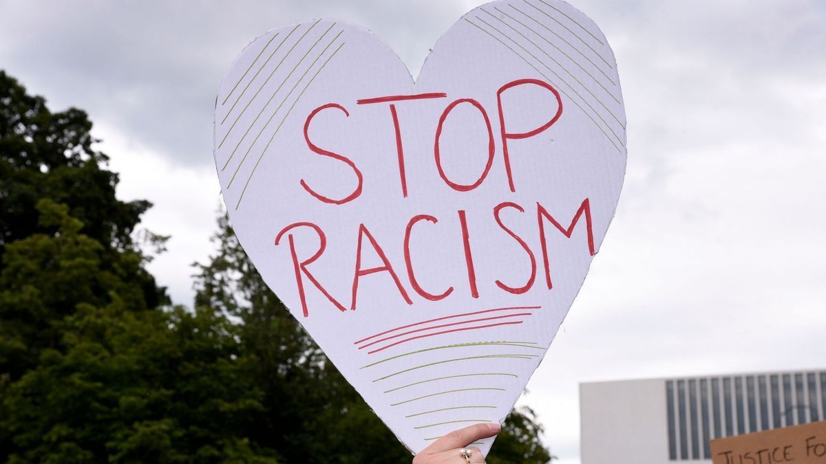 Stop Racism, Pappschild auf Demonstration, 2020