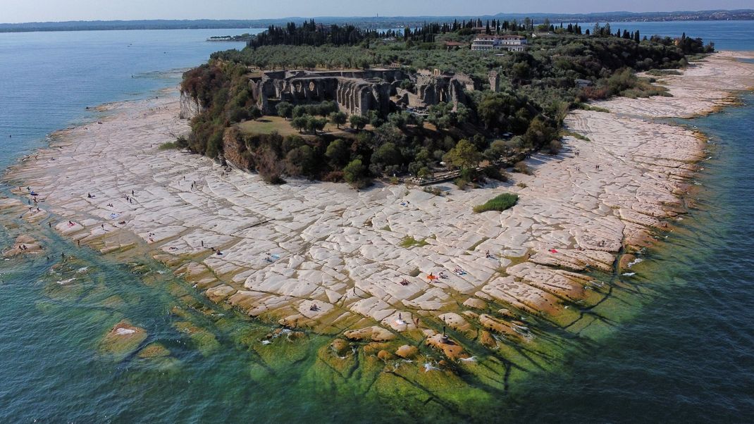 Der Gardasee leidet aktuell unter extrem niedrigen Wasserständen.