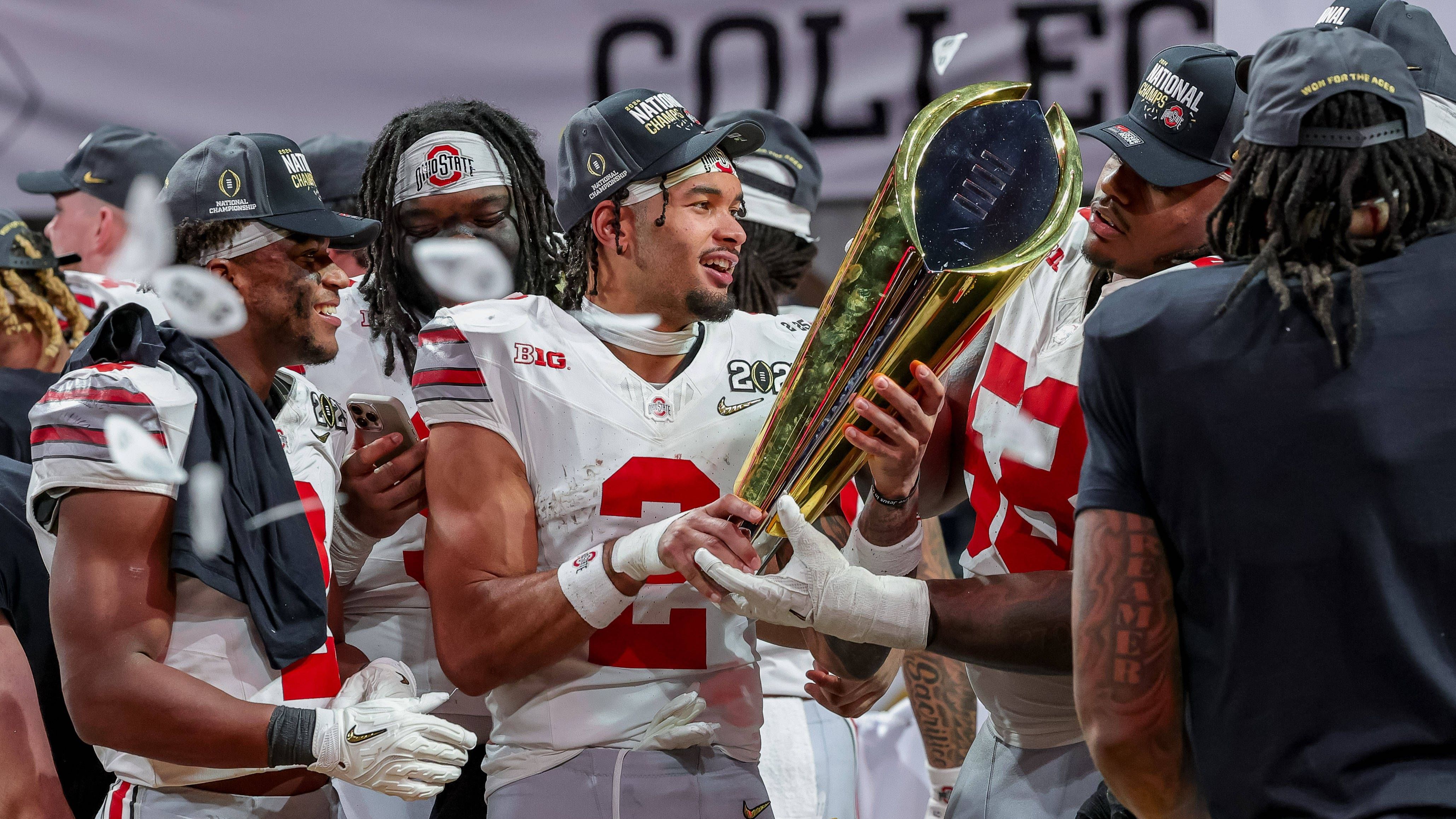 <strong>Emeka Egbuka (Wide Receiver, Ohio State)</strong><br>Eine tragende Rolle beim Erfolg der Ohio State Buckeyes spielte Wide Receiver Emeka Egbuka. Der 22-Jährige ist ein hervorragender Slot Receiver und dürfte, glaubt man den Experten, als erster Spieler der Offense der Buckeyes im kommenden Draft vom Board gehen, mit an Sicherheit grenzender Wahrscheinlichkeit in Runde eins.