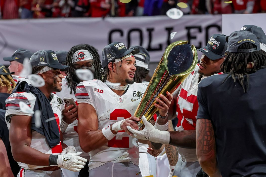 Emeka Egbuka feiert mit den Ohio State Buckeyes die College-Meisterschaft