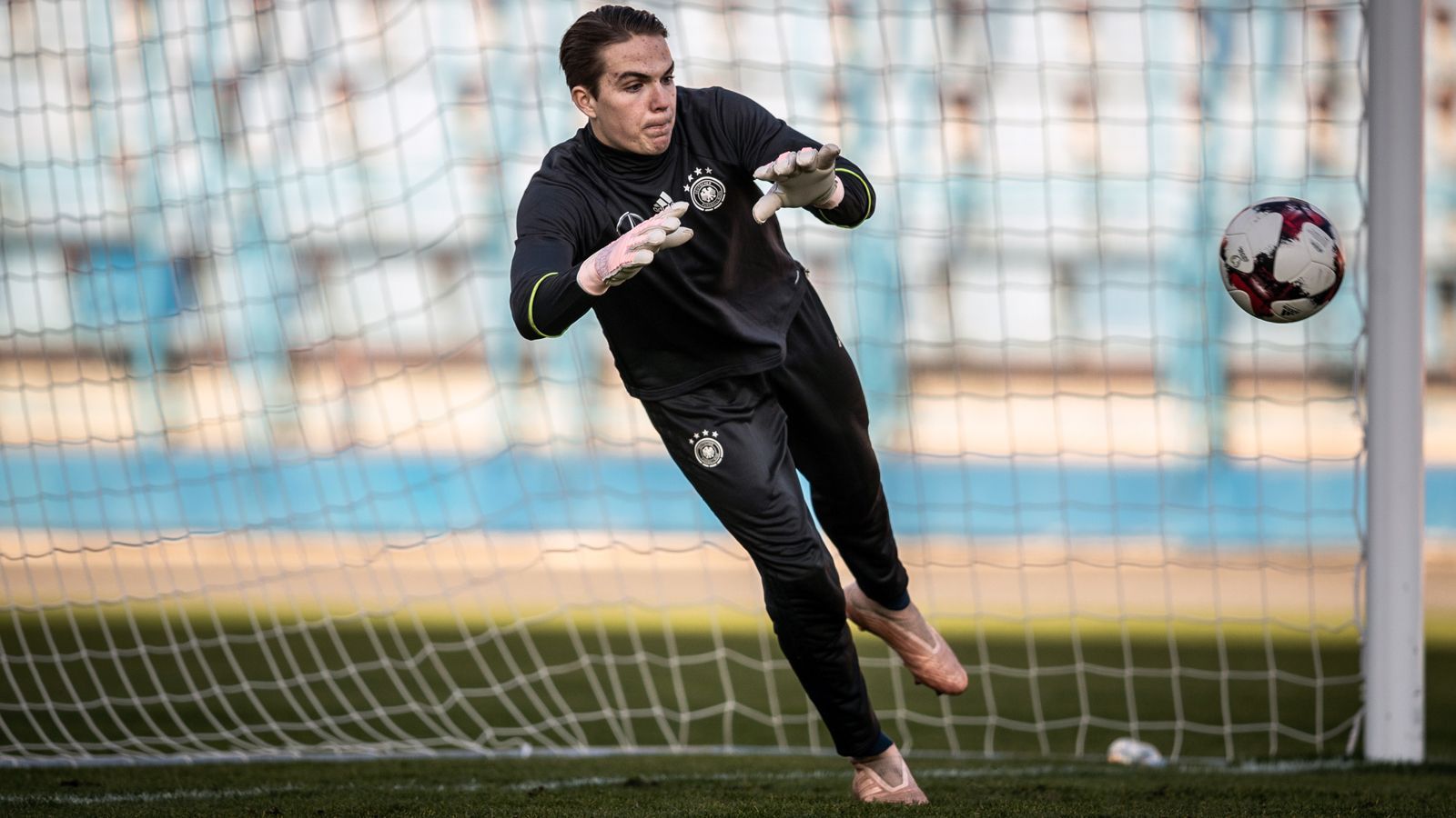 
                <strong>Luca Plogmann (SV Werder Bremen, U19-Nationalspieler)</strong><br>
                In der deutschen U19-Nationalmannschaft tummeln sich gleich zwei hochtalentierte Torhüter. Der eine ist Luca Plogmann von Werder Bremen. Der 18 Jahre alte gebürtige Bremer kam in der laufenden Saison schon zu seinem Bundesliga-Debüt, als Stammkeeper Jiri Pavlenka am 2. Spieltag beim 2:1-Sieg in Frankfurt verletzt vom Platz musste. Ansonsten sammelt Plogmann im Regionalliga-Team der Werderaner erste Erfahrungen im Erwachsenenfußball. Für die U19 des DFB spielte er bislang zwei Mal.
              