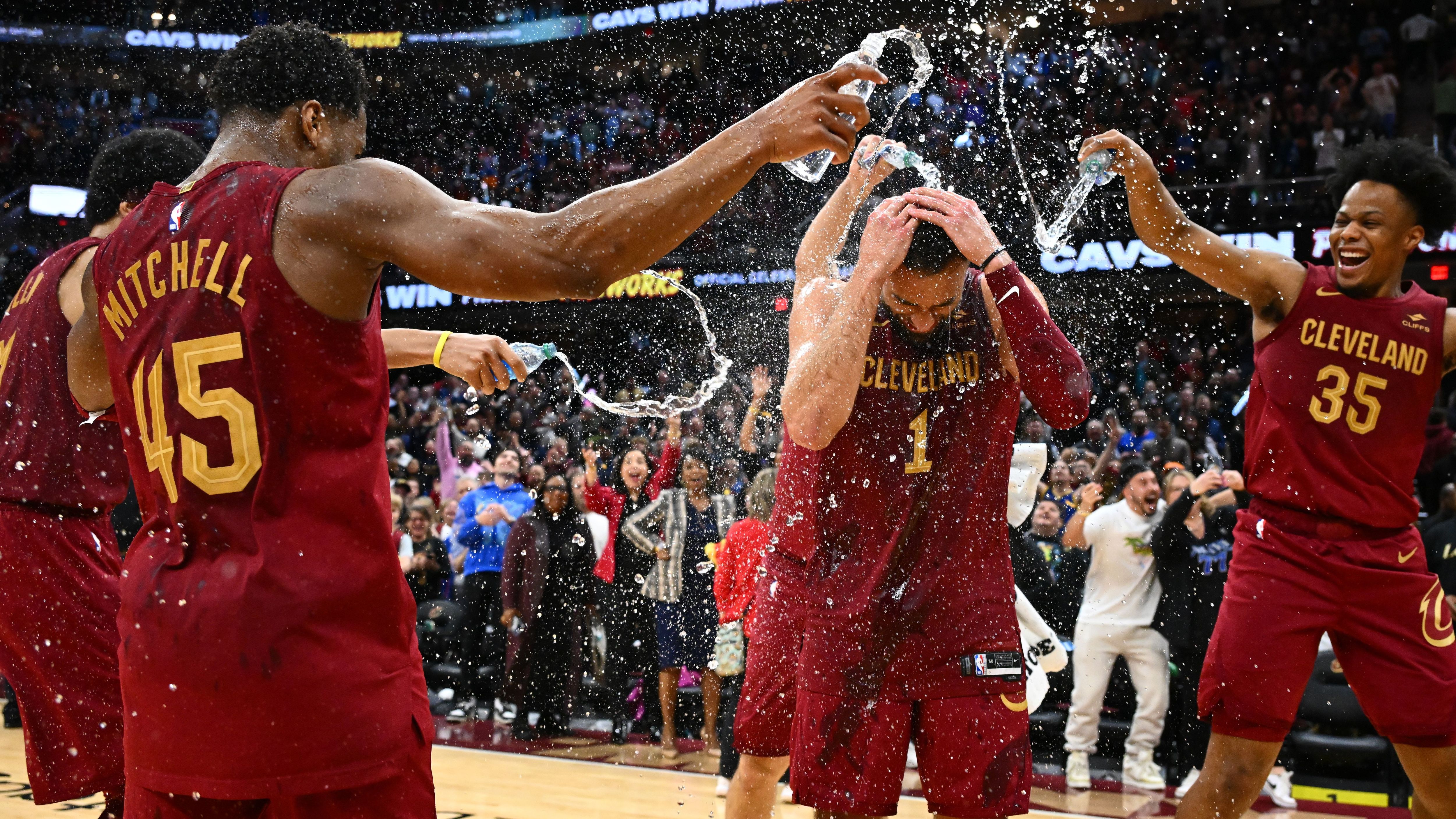 <strong>Platz 8 - Cleveland Cavaliers (zuvor Rang 6, 38:20)<br></strong> Es gab bessere Wochen in der Saison der Cavs. Dennoch lieferte Cleveland das vielleicht größte Highlight der bisherigen NBA-Saison. Max Strus verwandelte einen irren Dreier aus der eigenen Hälfte nach Rückstand zum Sieg für die Cavs gegen Dallas. In der Tabelle ist Milwaukee inzwischen gleichauf.