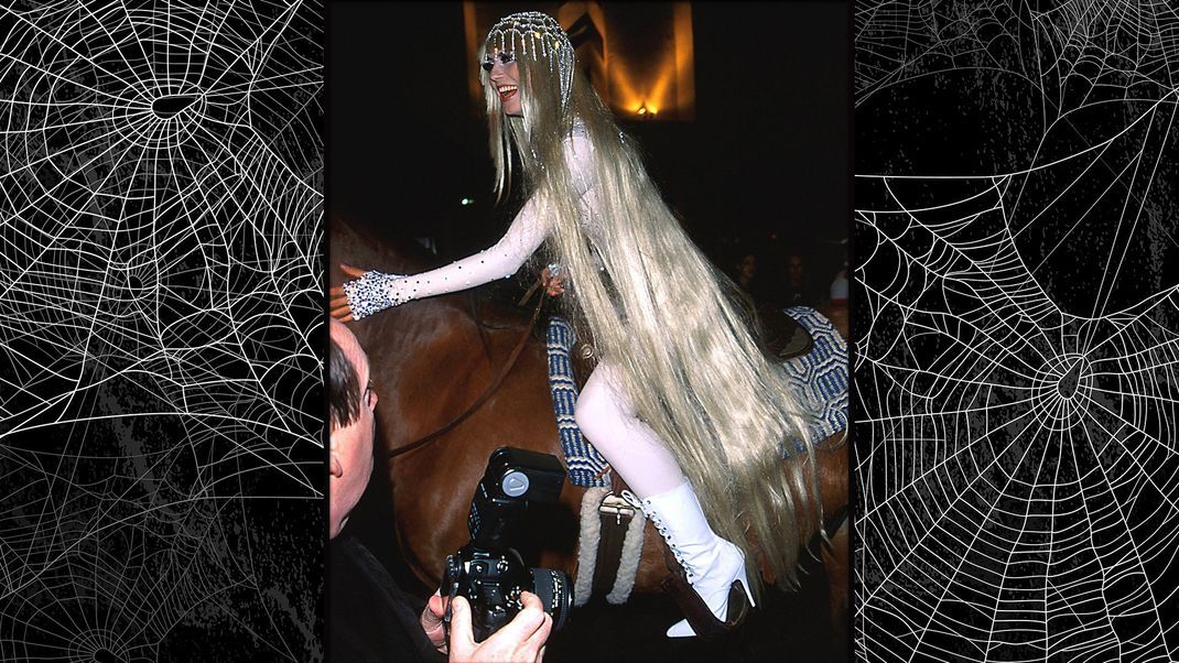 Auf einem Pferd ritt Heidi Klum mit XXL-Perücke an.