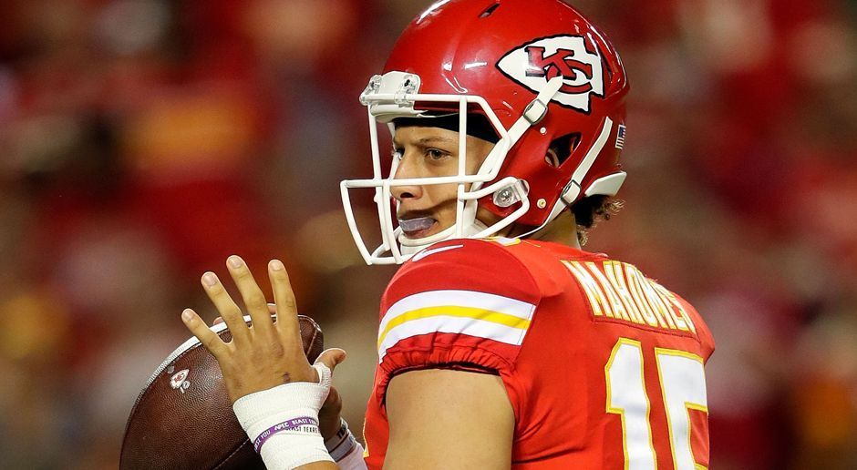 
                <strong>Gewinner: Patrick Mahomes (Quarterback) - Kansas City Chiefs</strong><br>
                Patrick Mahomes überzeugte wie schon in der ersten Woche als Quarterback bei den Kansas City Chiefs. Der 21-Jährige siegte mit seinem Team 30:12 gegen die Cincinnati Bengals. Dabei warf er für zwei Touchdowns und 88 Yards. Zudem lief er bei drei Versuchen insgesamt für 29 Yards. In einem Versuch allein für 14 Yards. Der Rookie zeigt eindrucksvoll seine Qualitäten in der Preseason und ist ein starker Ersatz für Starting Quarterback Alex Smith.
              