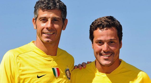 
                <strong>Francesco Toldo und Julio Cesar (Inter Mailand)</strong><br>
                Francesco Toldo und Julio Cesar: Bis Julio Cesar (re.) 2005 zu Inter Mailand wechselt, ist Toldo der Stammtorhüter der Italiener. Doch der Brasilianer setzt sich relativ schnell durch und prägt eine Ära, die in den Champions-League-Triumph 2010 mündet. Danach tritt Toldo zurück und zwei Jahre später ist auch Cesars Zeit in Mailand zu Ende.
              