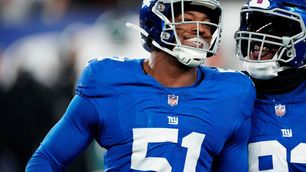 Syndication: The Record New York Giants linebacker Azeez Ojulari (51), New York Giants defensive tackle Rakeem Nunez-Roches (93) and the rest of Big Blue were all smiles as they beat the Philadelph...