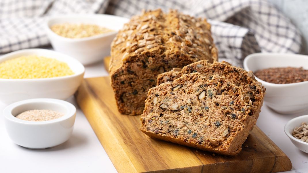 Richtig gelesen: Brot kann dir helfen, abzunehmen. Unser selbstgemachtes Brot mit Flohsamenschalen ist außerdem wunderbar knusprig!