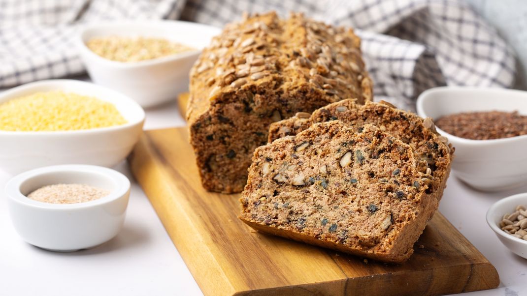 Selbstgemachtes Brot kann genau so gut schmecken wie vom Bäcker. Darüber hinaus hast du einen Überblick über die Zutaten und kannst sie nach deinem Geschmack variieren.