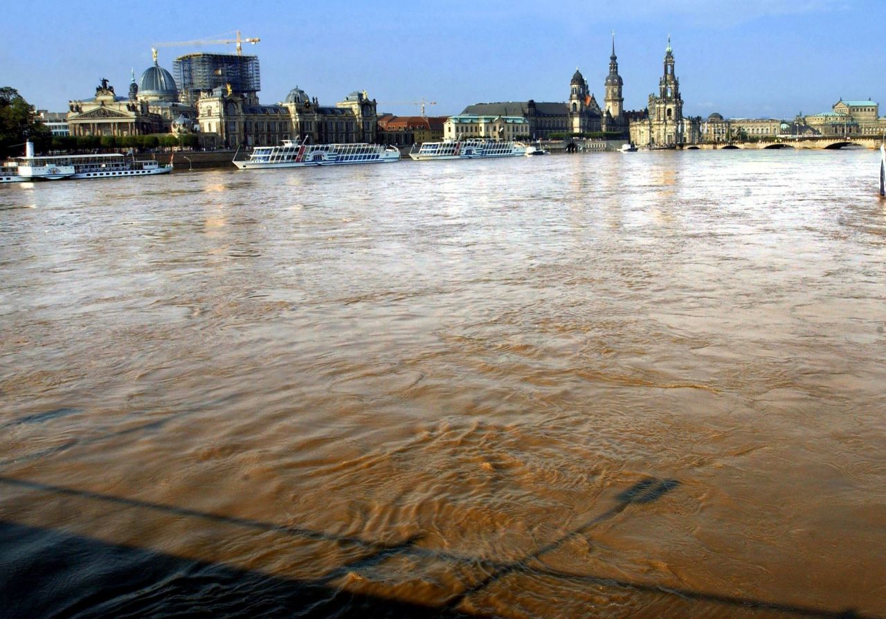 Der Pegelstand der Elbe stieg bei Dresden im August 2002 auf mehr als 9 Meter - normal sind etwa 2 Meter. 14 Tage lang galt für Dresden die Katastrophenlage. Die Flut ging als Jahrhundertflut in die Geschichte ein.