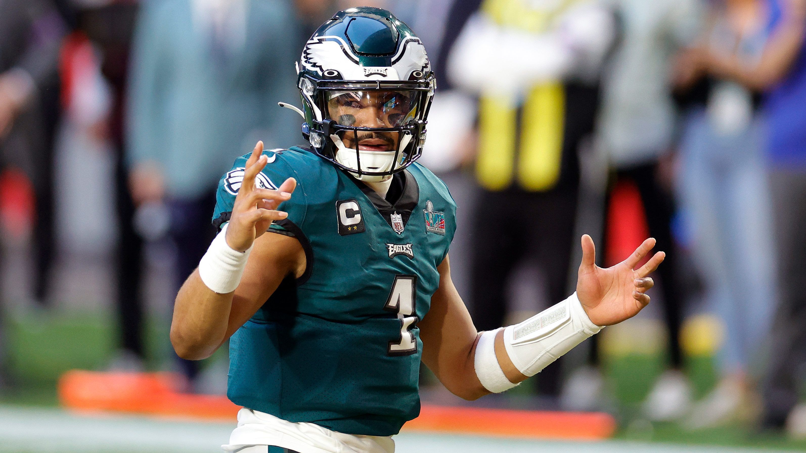 
                <strong>Jalen Hurts: Der neue NFL-Rekord</strong><br>
                Philadelphias Quarterback stellte gegen die Chiefs sogar einen neuen NFL-Rekord auf. Er ist der erste Spieler in der Geschichte der Liga, der mindestens 300 Passing Yards, 70 Rushing Yards und drei Rushing Touchdowns in einem Spiel erzielte. Umso erstaunlicher, dass Hurts diese Leistungen in einem Super Bowl zeigte.
              