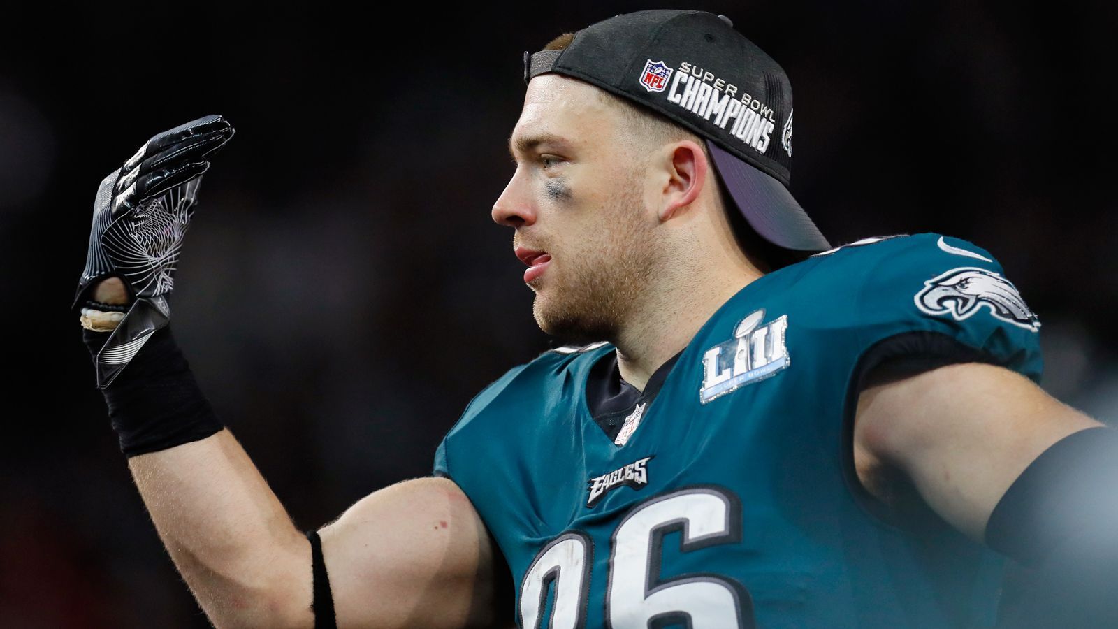 
                <strong>Zach Ertz (Philadelphia Eagles)</strong><br>
                Zach Ertz könnte in Dallas gleich zwei Saison-Meilensteine aufstellen. Mit sieben Receptions würde er die 100 voll machen und mit 22 Receiving-Yards die runde 1000. Damit wäre Ertz der vierte Tight End der NFL-Geschichte, dem mindestens 100 Receptions und 1000 Yards innerhalb einer Saison gelingen. Vor ihm schafften das nur Tony Gonzalez, Dallas Clark und Jason Witten.
              