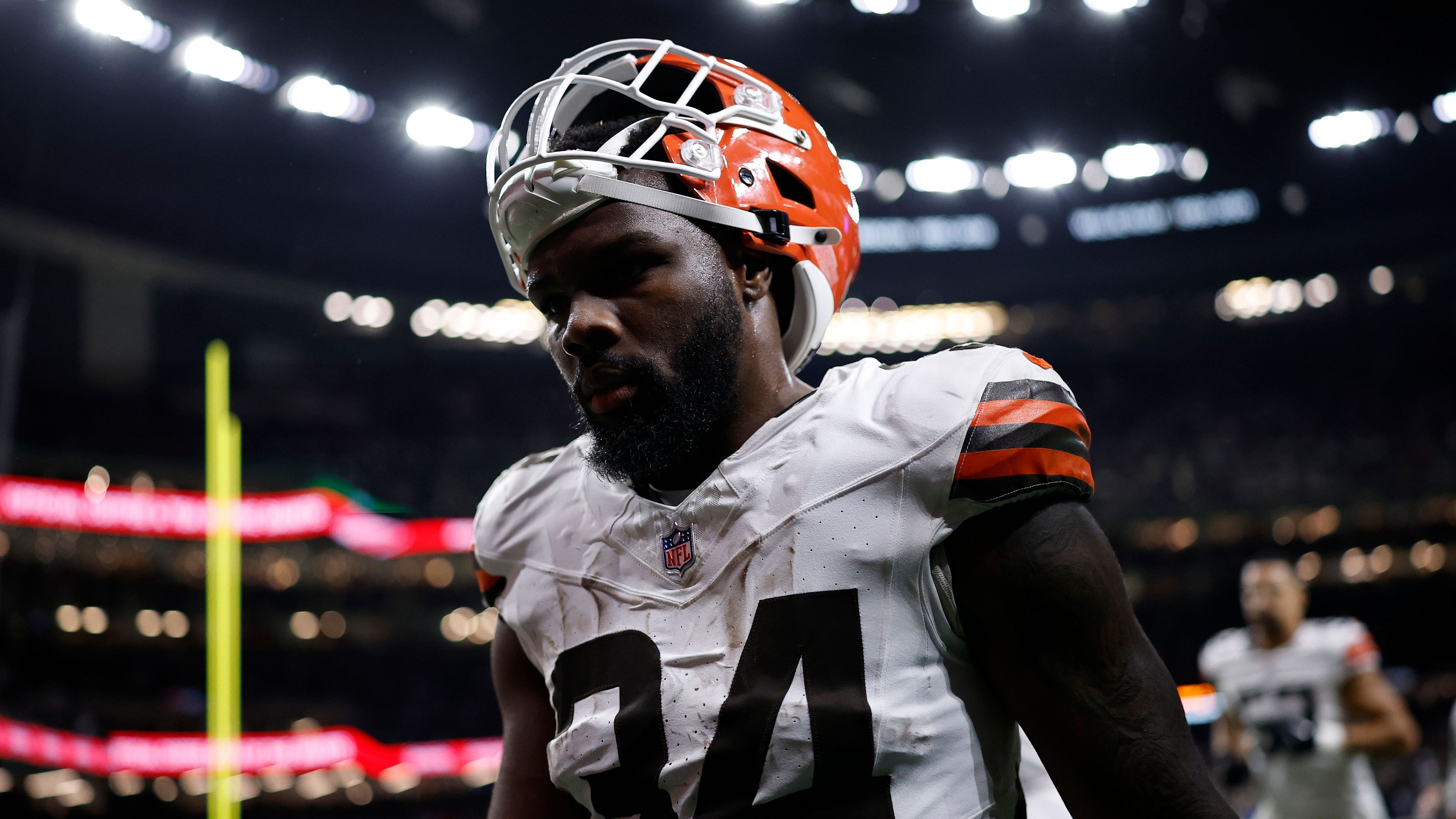 <strong>Running Back: Jerome Ford (Cleveland Browns)</strong><br>Die Browns haben gleich zwei Running Backs gedraftet, doch einer von ihnen - Quinshon Judkins - dürfte noch länger keine Option sein. Jerome Ford ist aktuell der klare Nummer-1-Back in Cleveland und hatte in der Vorsaison seine beste Spielzeit nach Yards pro Laufversuch. Da das Passspiel bei den Browns eher ein Problem sein dürfte, könnte Head Coach Kevin Stefanski mehr auf das Laufspiel setzen.