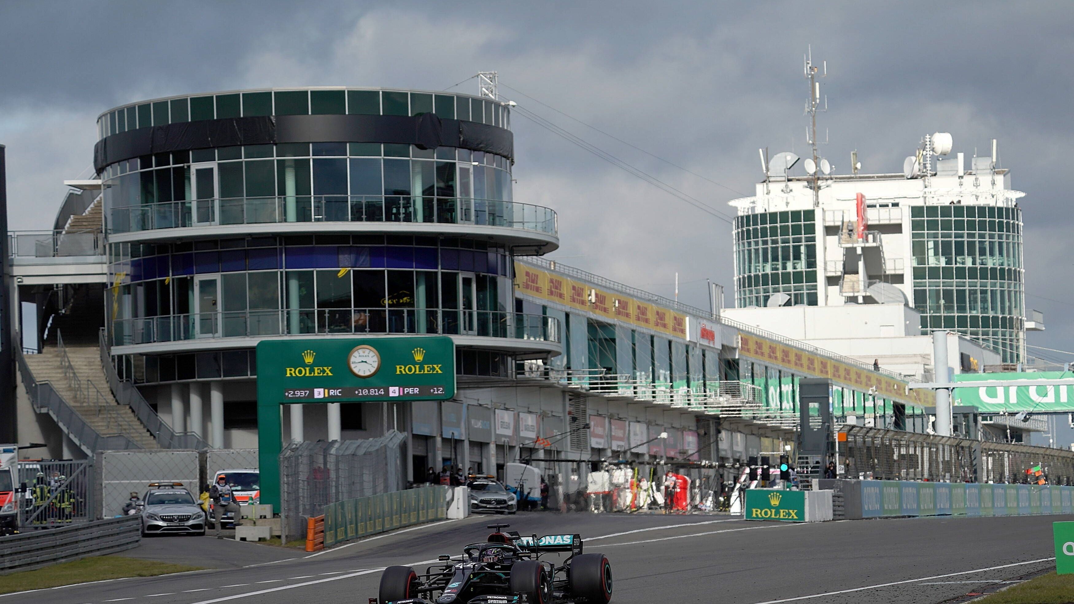 <strong>Nürburgring<br></strong>Kaum eine Rennstrecke ist so berüchtigt wie die Nordschleife am Nürburgring. Auch wenn dort seit 1976 keine Formel-1-Rennen mehr ausgetragen werden, war die neugebaute Grand-Prix-Strecke bis 2013 noch fester Bestandteil im Rennkalender. 2020 gab es in der Corona-Saison ersatzweise nochmal ein Rennen. Ein Comeback steht aktuell nicht im Raum.