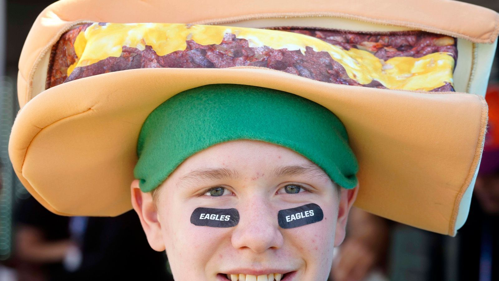 
                <strong>Super Bowl 2023: Die verrückten Fans der Philadelphia Eagles und Kansas City Chiefs </strong><br>
                Bei ihm ebenfalls - die Vorliebe für Cheese Steak trägt er auch spazieren.
              