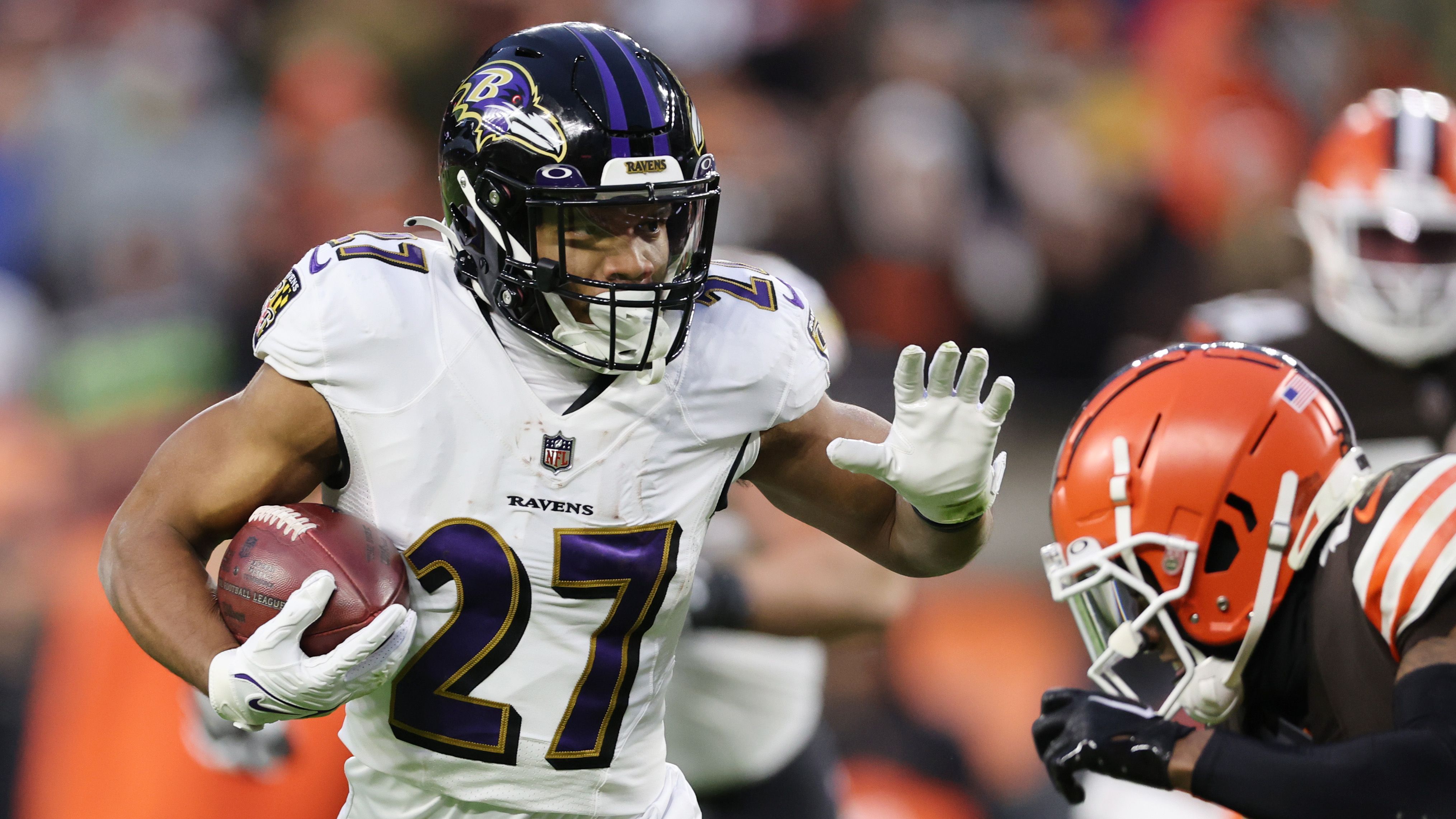 <strong>J.K. Dobbins (Baltimore Ravens)</strong><br>J.K. Dobbins hat beim 25:9-Auftaktsieg der Ravens gegen die Texans einen Achillessehnenriss erlitten, teilte Head Coach John Harbaugh mit. Es ist bereits das zweite frühzeitige Saisonaus in seiner jungen NFL-Karriere: 2021 hatte sich der 21-Jährige in der Preseason einen Kreuzbandriss zugezogen. Die Running Backs Gus Edward und Justice Hill übernahmen nach Dobbins Ausfall den Großteil der offensiven Snaps der Ravens.&nbsp;