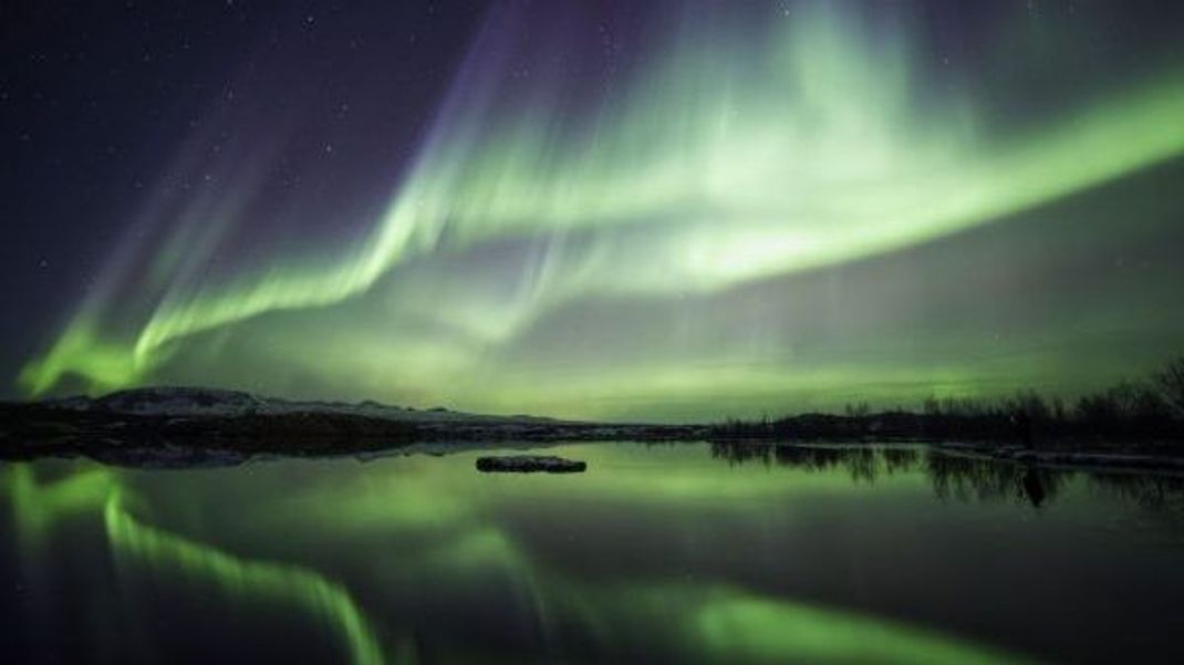 Bunte Polarlichter entstehen durch das Magnetfeld der Erde.