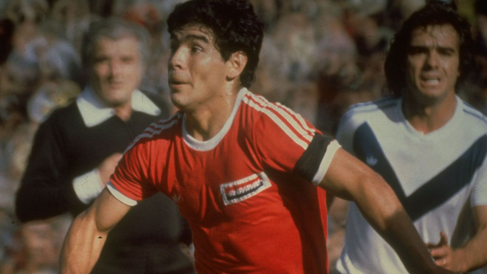 
                <strong>Debüt als 15-Jähriger - Der Goldjunge</strong><br>
                Am 20. Oktober 1976 feiert ein 15-Jähriger sein erstes Profi-Spiel für die Argentinos Juniors – Diego Armando Maradona. Sein Talent war schon damals einzigartig. Maradona wurde zum "Pibe de oro" – dem Goldjungen. Er trumpfte mit seinem linken Fuß groß auf und wurde regelmäßig Torschützenkönig. Mit 20 folgte der nächste Schritt.
              