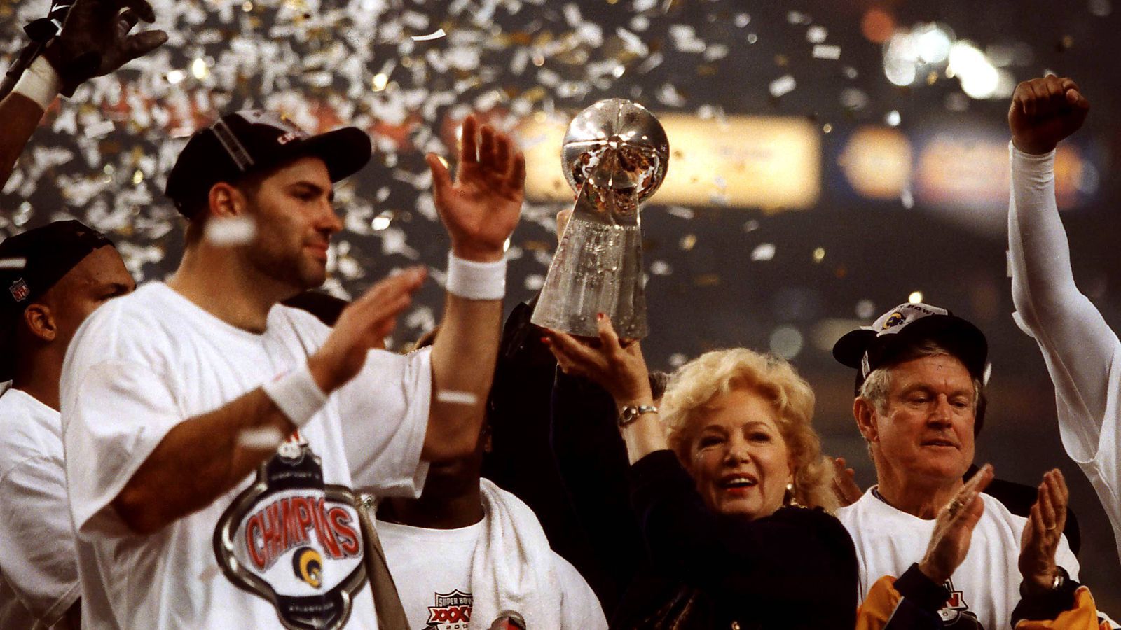 
                <strong>St. Louis Rams holen einzigen Super-Bowl-Titel</strong><br>
                Amtierender Super-Bowl-Champion sind zu diesem Zeitpunkt noch die St. Louis Rams, die im Januar 2000 die Vince-Lombari-Trophy gewinnen. Angeführt werden sie dabei von Quarterback Kurt Warner, der nach seiner Rückkehr aus der NFL Europe die NFL im Sturm erobert. Er leitet die Offense um Running Back Marshaun Falk, die besser bekannt ist als die "Greatest show on turf". Wenige Monate später - nach dem 2-4-Start der Patriots - küren sich die Baltimore Ravens zum Champion. Ob es auch dieses Jahr zum Titel für Baltimore reicht?
              