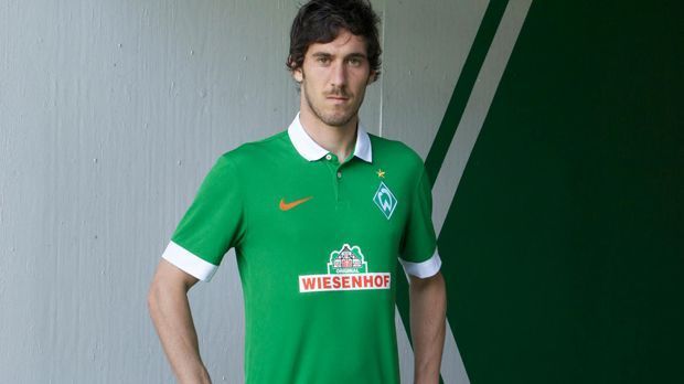 
                <strong>SV Werder Bremen Heimtrikot</strong><br>
                Das neue Bremen Trikot ist sehr simpel. Es ist hauptsächlich grün. Die Ärmelenden und der klassische Polokragen sind weiß.
              