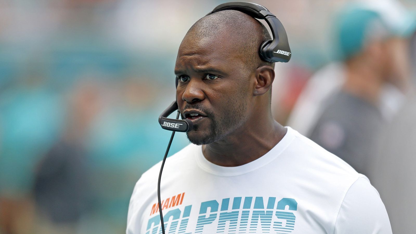 
                <strong>Brian Flores (Miami Dolphins)</strong><br>
                Als Head-Coach-Rookie hat er sowieso eine gewisse Schonfrist, bei dem großen Gesamtplan der Dolphins mit "Tanking for Tua" sollte sein Platz eigentlich auch sicher sein. Es sei denn, eine größere Lösung für die Zukunft taucht plötzlich auf. Sein erster Sieg gegen die New York Jets wird ihn aber wieder ruhiger schlafen lassen.
              