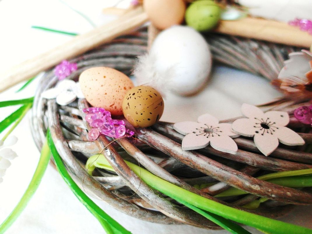 Ein Osterkranz darf auf keinen Fall bei Ihrer Deko fehlen. Mit ein paar Handgriffen haben Sie auch das perfekte Gesteck.