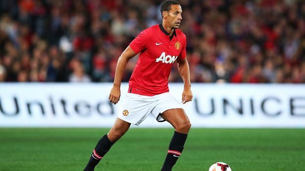 
                <strong>Rio Ferdinand</strong><br>
                Innenverteidiger: Rio Ferdinand. Zwölf Jahre gehörte er zu Manchesters Abwehrkette. Giggs beschreibt ihn als einen "tollen Anführer und einen großartigen Verteidiger". 2002 wechselte er von Leeds United zu den "Red Devils" und konnte 2008 mit dem Klub erneut den Henkelpott nach Manchester holen. Ein souveräner Abwehrspieler, auf den auch Giggs in seiner Traumelf setzt.
              