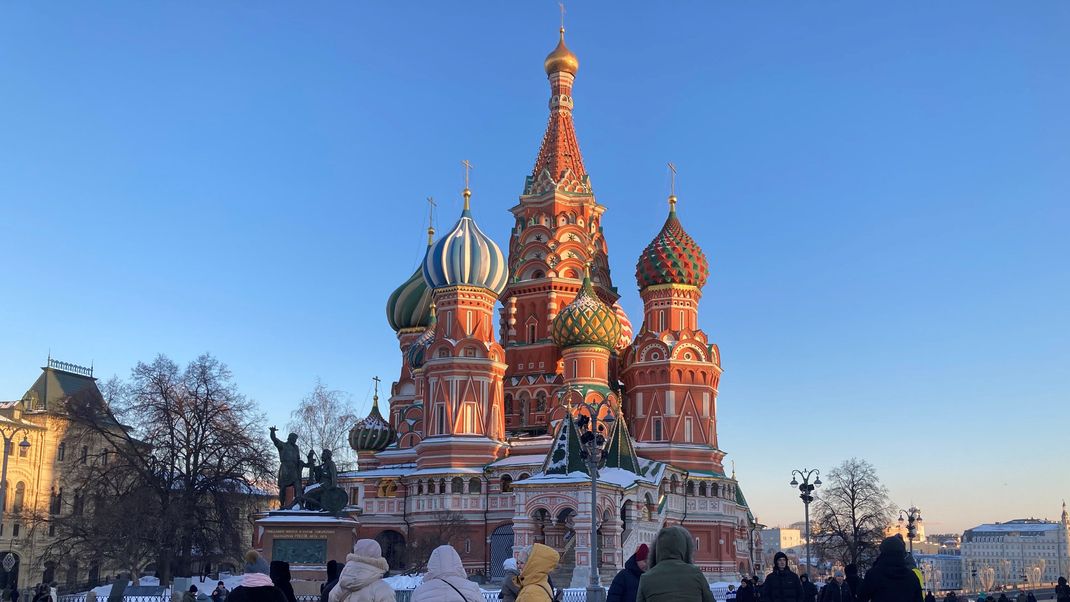 Die Flucht zunehmend desillusionierter Beamter soll verhindert werden: Mehr Reisebeschränkungen für russische Staatsdiener.