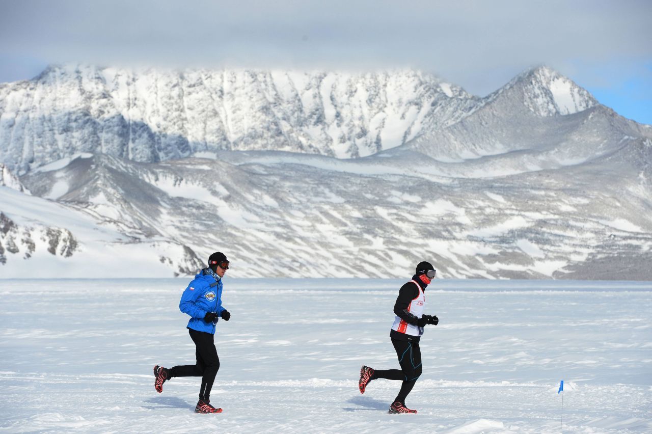 Antarctic Ice Marathon, Antarktis: Die 100-Kilometer-Strecke nahe des Ellsworth-Gebirges ist den Härtesten vorbehalten ("for only the toughest of endurance athletes"). Die Bedingungen am Südpol: Schnee und Eis, Temperaturen um -20 Grad, Kurs-Verlauf auf durchschnittlich 900 Metern Höhe, oft starke Fallwinde. Das Base-Camp "Union Glacier" dient zur Vorbereitung, am Wettkampftag werden die Läufer zur Startlinie geflogen. Beim R