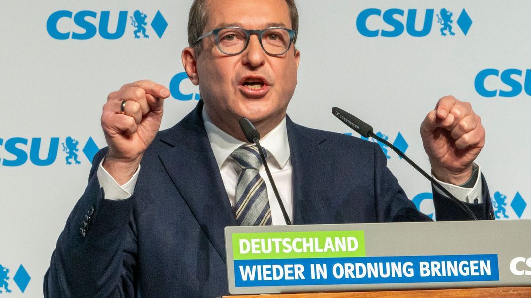 Alexander Dobrindt, CSU-Landesgruppenchef, spricht bei der CSU-Delegiertenversammlung zur Aufstellung der Liste für die Bundestagswahl 2025. Foto: Peter Kneffel/dpa +++ dpa-Bildfunk +++