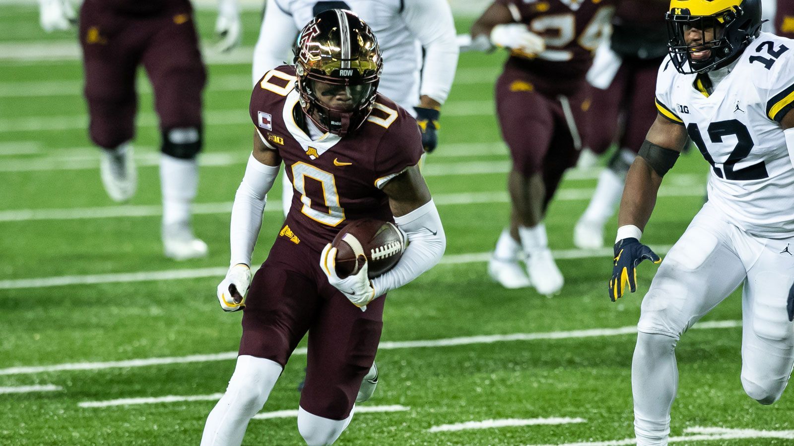 
                <strong>21. Pick: Indianapolis Colts - Rashod Bateman (Wide Receiver)</strong><br>
                T.Y. Hilton ist zwar für ein Jahr zurück, doch die Colts brauchen eine langfristige Lösung auf der Receiver-Position. Nachdem Michael Pittman Jr. letztes Jahr gedraftet wurde, kommt mit Bateman jetzt ein Receiver, der noch bessere Routen läuft und wie Pittman stark nach dem Catch agiert. 
              