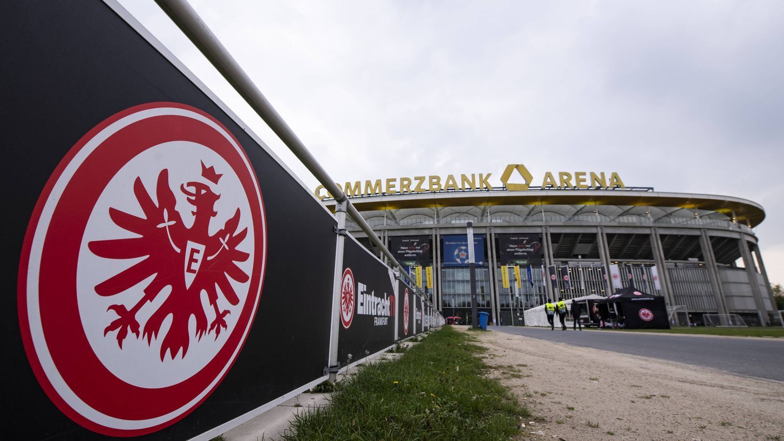 
                <strong>Platz 11: Eintracht Frankfurt </strong><br>
                Eigenkapital: 30,8 Millionen EuroVerbindlichkeiten: 42,8 Millionen Euro
              