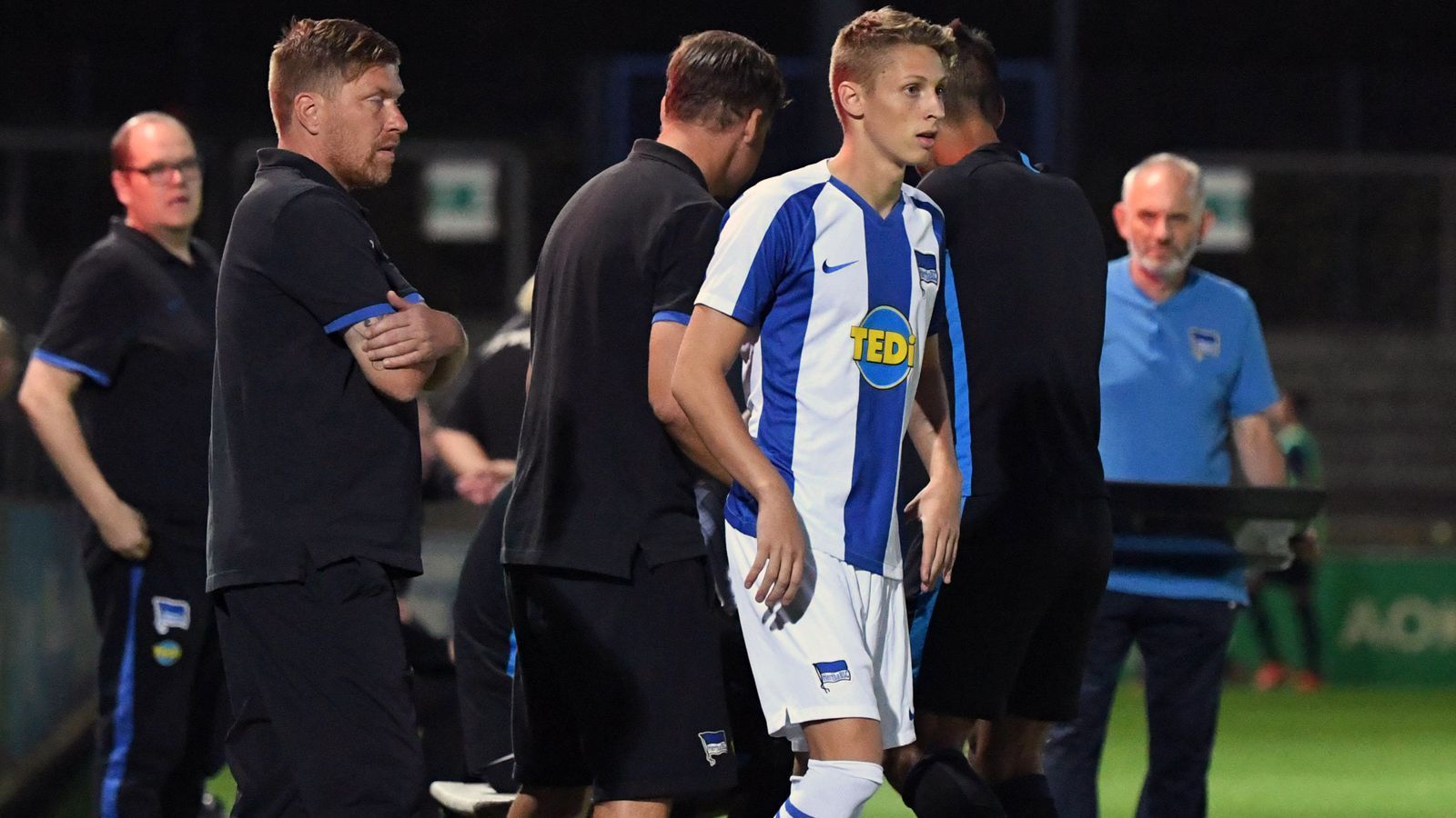 
                <strong>Palko Dardai</strong><br>
                Was für Covic junior gilt, trifft so ähnlich auch auf Pal Dardais Sohn Palko zu. Das Hertha-Eigengewächs soll ebenfalls im Winter verliehen werden. Sowohl Covic als auch Dardai spielte in der laufenden Saison ohnehin ausschließlich bei den Herthas Amateuren in der Regionalliga Nordost. Dardais Vertrag läuft noch bis 2021.
              