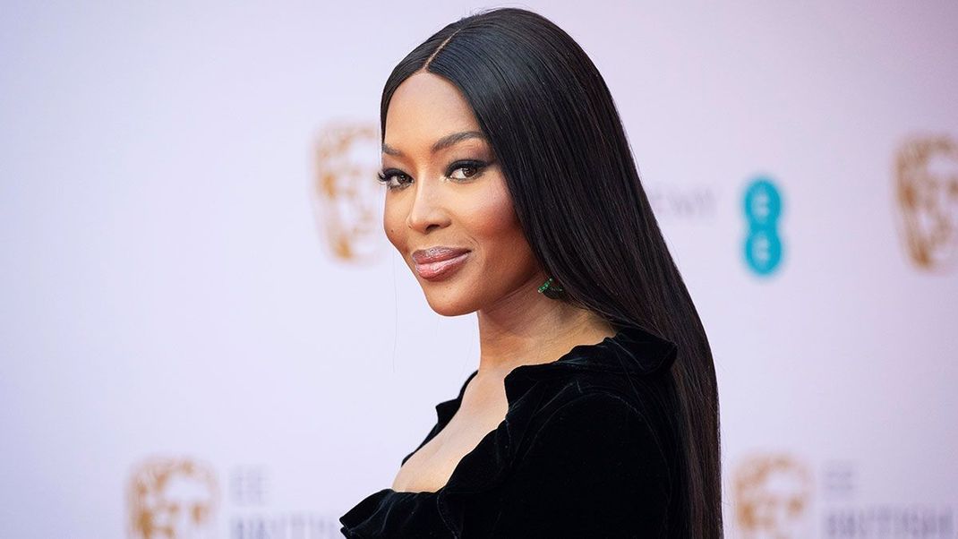 Lipliner-Kontur mit geglätteten Haaren: Supermodel Naomi Campbell trägt ein Make-up im 90er Stil.