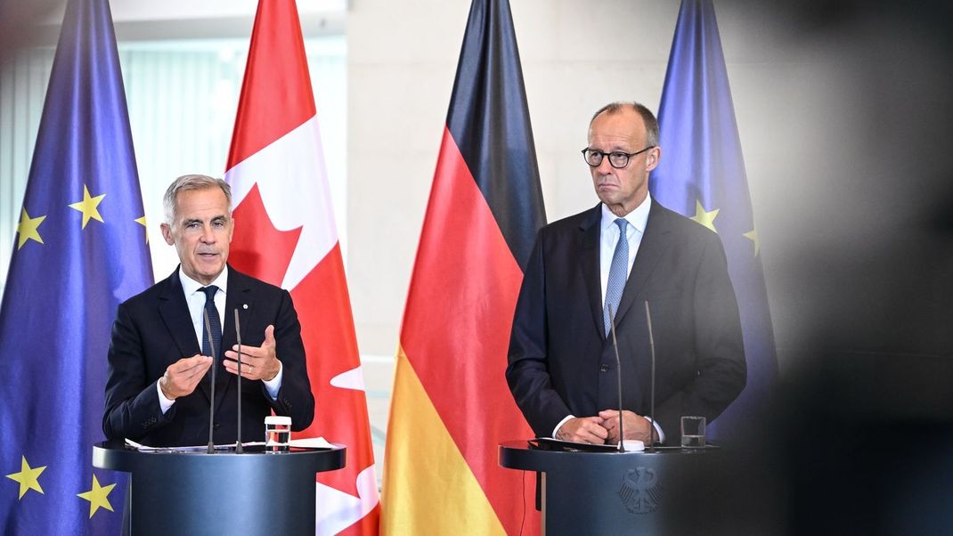 Bundeskanzler Merz (rechts) macht Russland für das langsame Tempo bei den diplomatischen Friedensbemühungen verantwortlich.