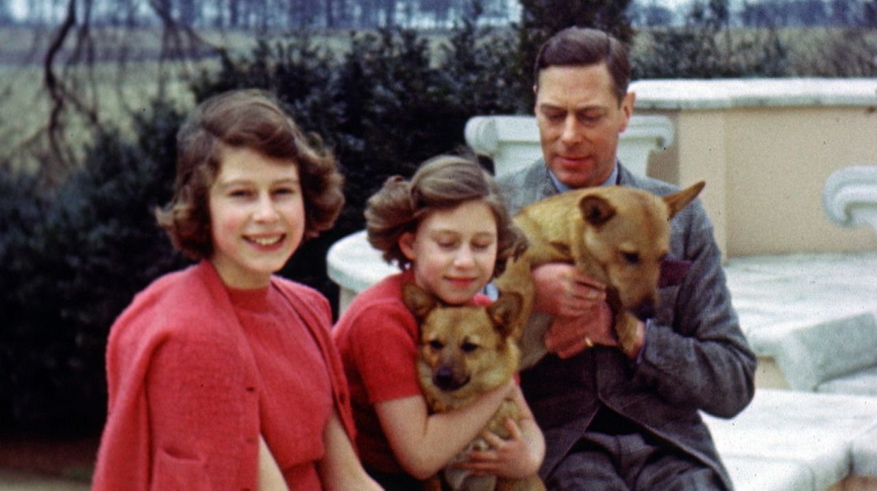 Ihre Familie hatte - natürlich - Corgi-Hunde. Die Queen wuchs schon früh mit ihren pelzigen Lieblingen auf. Ihre Kindheit und Jugend wird als glücklich beschrieben. Schon als Kind sei sie höflich und pflichtbewusst gewesen. Ihr Vater war von 1936 bis zu seinem Tod im Jahr 1952 der König von England. Einen männlichen Thronfolger wünschte er sich nie - er vertraute in die gewissenhafte, bestimmte Art seiner Tochter.