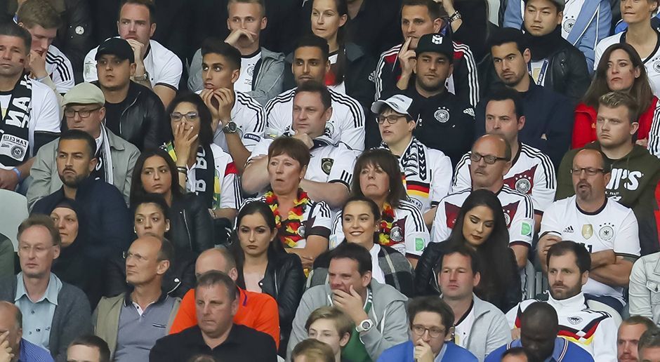 
                <strong>Mesut Özil</strong><br>
                Nationalspieler Mesut Özil wird gleich von der gesamten Familien unterstützt. In der dritten Reihe jubeln Schwester Nese, Mutter Gülizar und Schwester Nummer zwei Duygu. Bruder Mutlu ist weiter oben zu finden (mit Kappe).
              