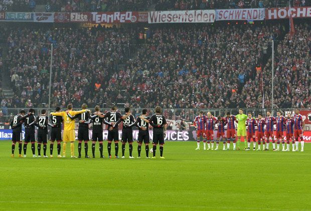 
                <strong>Stilles Gedenken</strong><br>
                Traurige Bilder am 14. Spieltag. Die Teams von Bayer 04 Leverkusen und dem FC Bayern München legen eine Schweigeminute für die gestorbene Studentin Tugce ein.
              