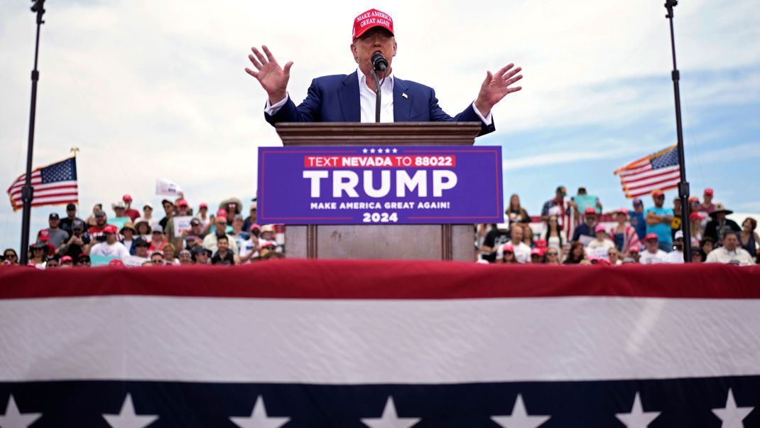 Trump plant offenbar eine neue Einfuhrpolitik, sollte er wieder Präsident werden. Er denkt wohl über die Abschaffung der Einkommensteuer nach.