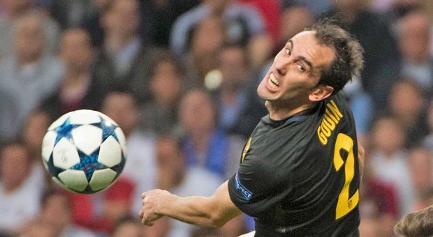 
                <strong>Diego Godin (Atletico Madrid)</strong><br>
                Probiert als Abwehrchef alles, um sich der geballten Offensivpower Reals entgegenzustemmen. Sicherer als Nebenmann Savic, sowohl im Zweikampf als auch in der Spieleröffnung. Nach einer halben Stunde taucht Godin auch gefährlich vor Navas auf. Sein Volley im Fallen nach einem Griezmann-Freistoß geht aber weit drüber. Auch nach dem Seitenwechsel köpft, grätscht und haut Godin alles weg, was wegzuhauen ist. Leider aus Atletico-Sicht kann Simeone in der Innenverteidigung nicht zwei Godins aufstellen. ran-Note: 2
              