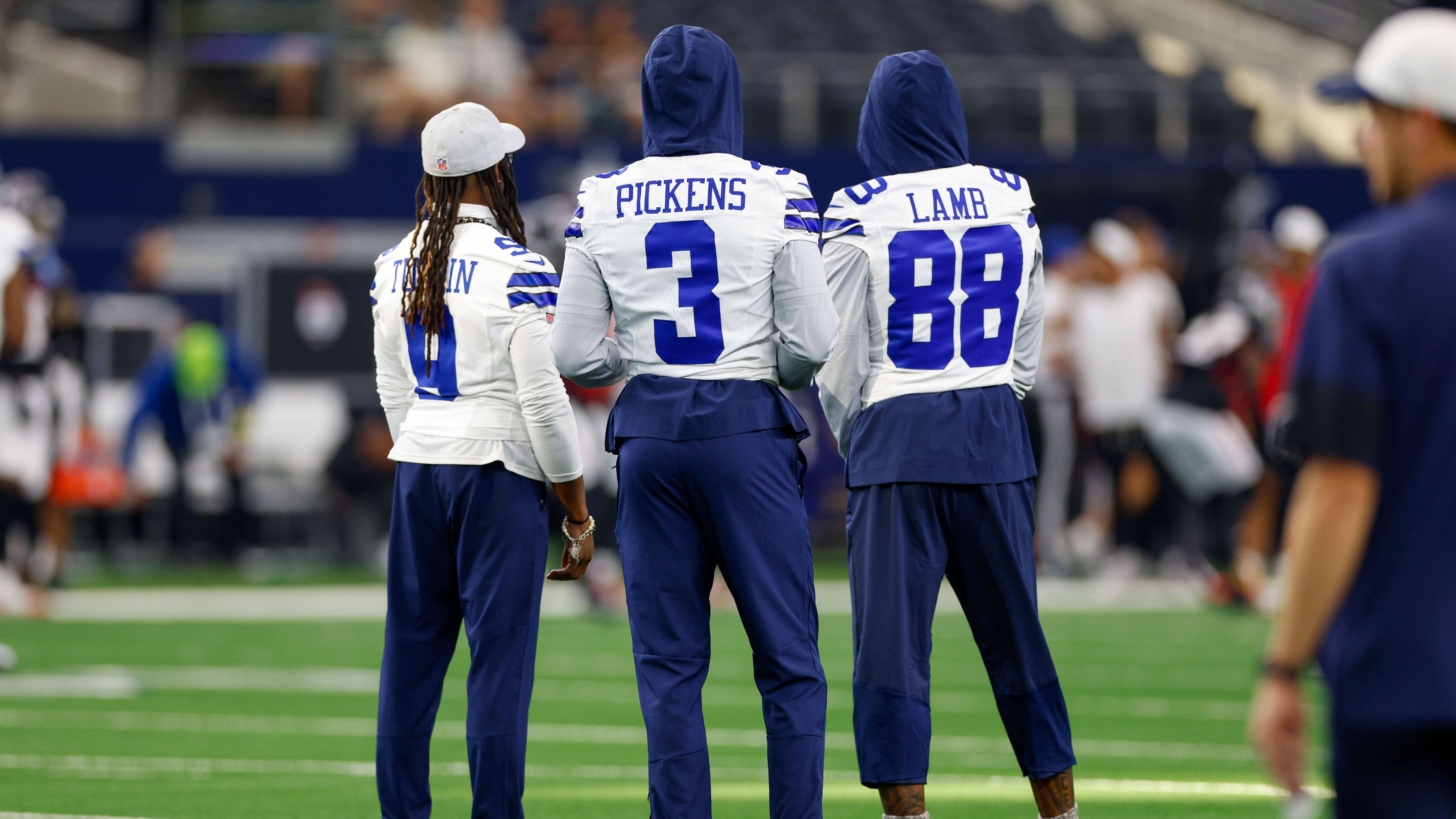 <strong>Dallas Cowboys</strong><br>Viel Chaos. Micah Parsons will weg, Dak Prescott kommt von einer Verletzung wieder, Head Coach Brian Schottenheimer ist neu und auch die Defense muss Verletzungen aushalten. Das Run Game um Javonte Williams und Miles Sanders macht bisher niemandem Angst, ist aber auch nicht schlecht. QB-Ersatz Joe Milton III leistete sich zu viele Fehler.<br><strong>Note: 5</strong>