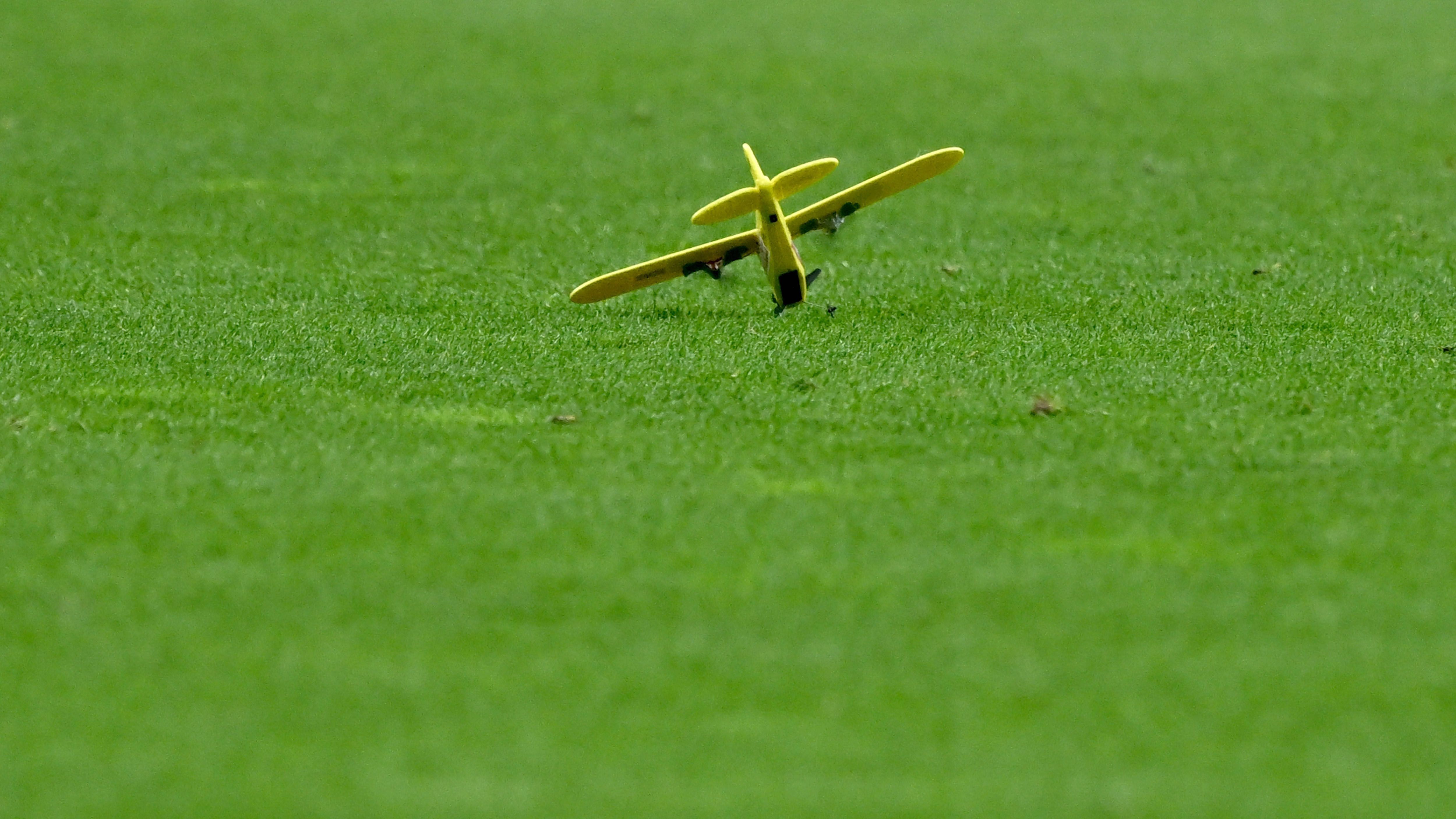 <strong>Ferngesteuerte Flugzeuge im Europa-Park Stadion</strong><br>Beim Duell des Sport-Clubs gegen die Eintracht kam dann ein neues Protestmittel zum Einsatz. Ferngesteuerte Flugzeuge zogen ihre Kreise über dem Rasen des Europa-Park Stadions in Freiburg.
