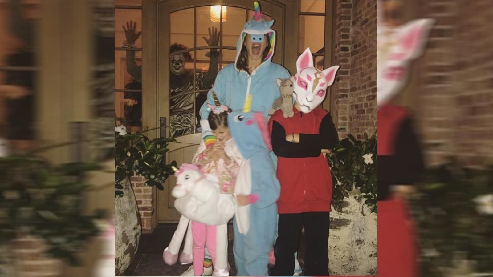 
                <strong>Tom Brady</strong><br>
                Auch Tom Brady feierte Halloween. Der Patriots-Quarterback als "Horror-Clown" im Hintergrund, seine Frau Gisele Bündchen mit den Kindern als "Einhörner" im Vordergrund.
              