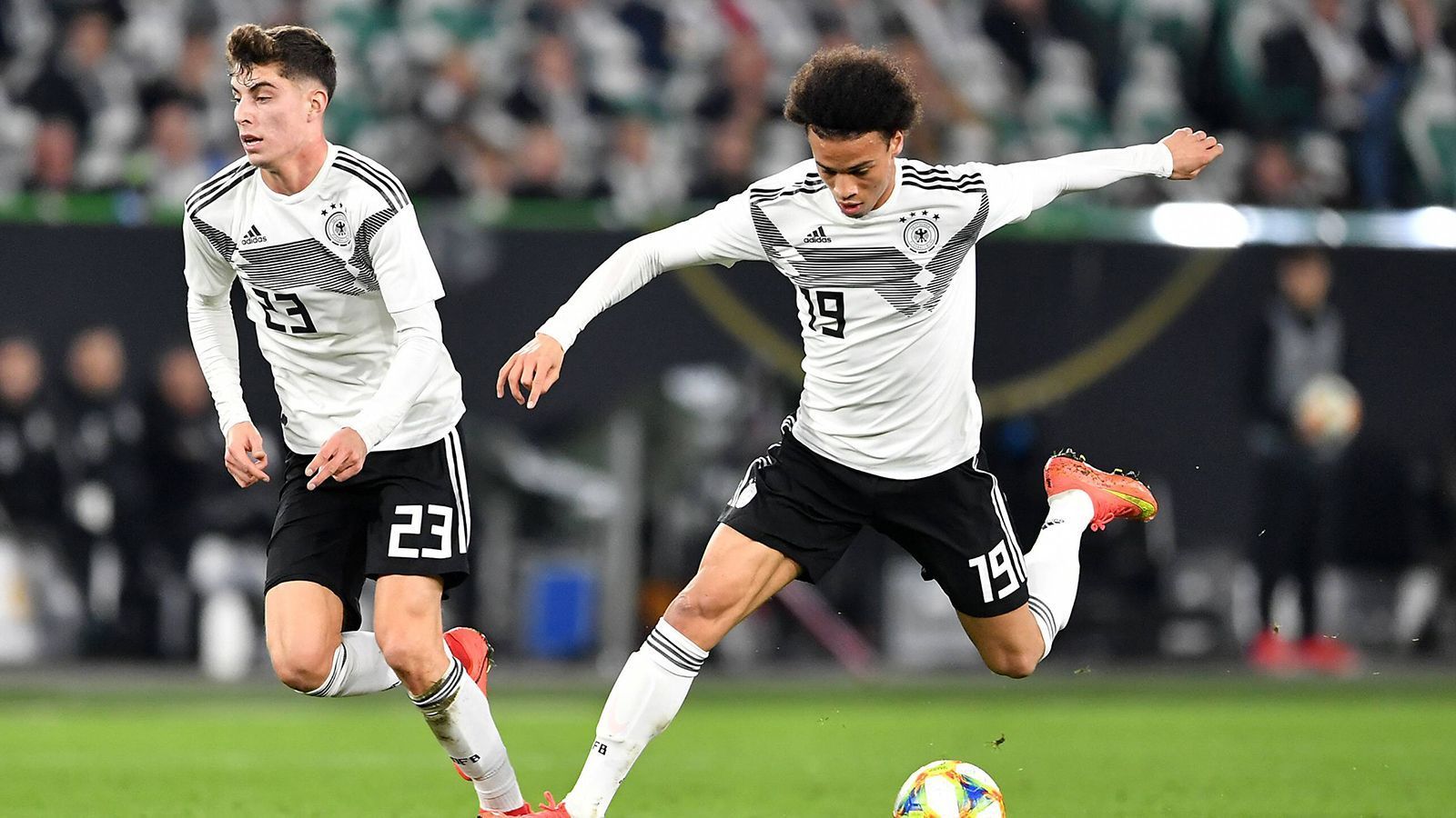 
                <strong>VERLIERER: Kai Havertz</strong><br>
                Die hohe Summe für den Sane-Transfer ist auch für den FC Bayern nicht selbstverständlich. Vorstandsboss Karl-Heinz Rummenigge stellt klar: Kai Havertz wird in diesem Sommer nicht nach München wechseln. Bayer Leverkusen will rund 100 Millionen Euro für den 21-Jährigen kassieren. Das ist "nicht möglich", so Rummenigge. Havertz muss, sollte kein anderer Verein zuschlagen, wohl noch ein Jahr auf den großen Sprung warten.
              