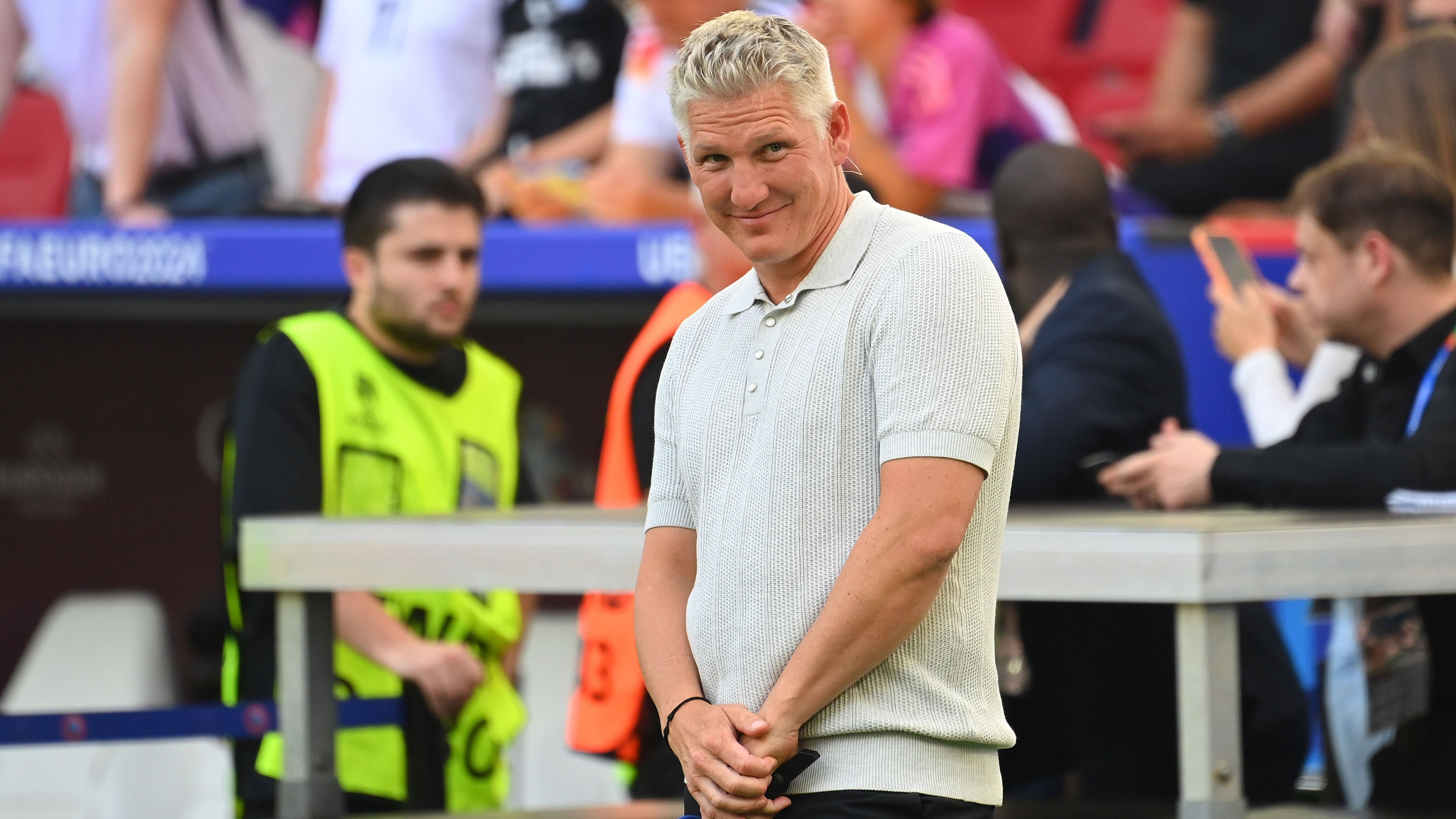 <strong>5. Bastian Schweinsteiger (41) mit 25 Titeln<br></strong><strong>Gewonnene Titel:</strong> 1x Weltmeister (2014); 1x Champions-League-Sieger (2013); 8x Deutscher Meister (2003, 2005, 2006, 2008, 2010, 2013, 2014); 7x Deutscher Pokalsieger (2003, 2005, 2006, 2008, 2010, 2013, 2014); 1x UEFA-Supercup-Sieger (2013); 1x Europa-League-Sieger (2017); 2x Deutscher Superpokalsieger (2010, 2012); 1x Englischer Ligapokalsieger (2017); 1x Englischer Pokalsieger (2016); 2x Deutscher Ligapokalsieger (2005, 2008)<br><strong>Position</strong>: Zentrales Mittelfeld<br><strong>Vereine</strong>: FC Bayern München, Manchester United, Chicago Fire